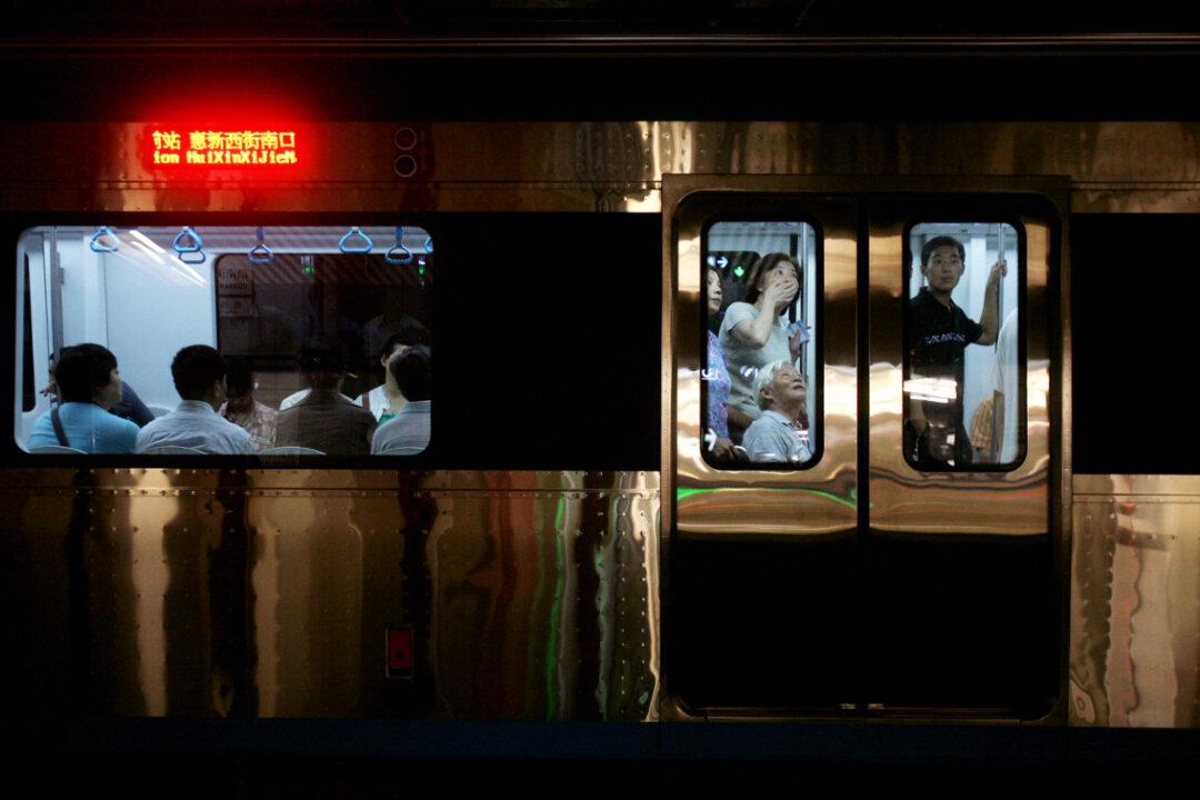 Elderly Man Shoves Young Woman Off Subway Seat: ‘It’s Voluntary’