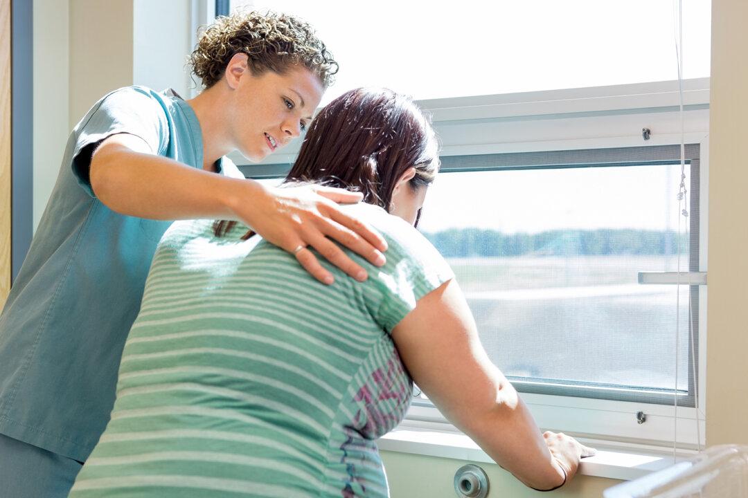 Mom Thinks She Passing Kidney Stones, Then Doctors Tell Her She’s 34 Weeks Pregnant With Triplets