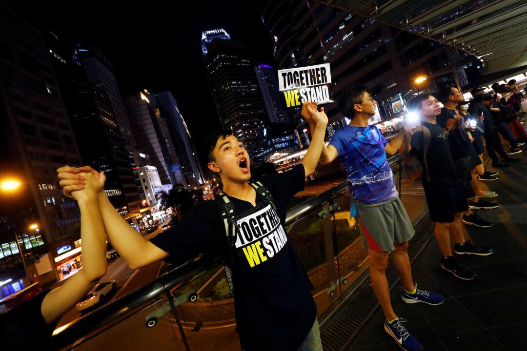 Hong Kong Families Form Peaceful Human Chains Ahead of Airport Protest