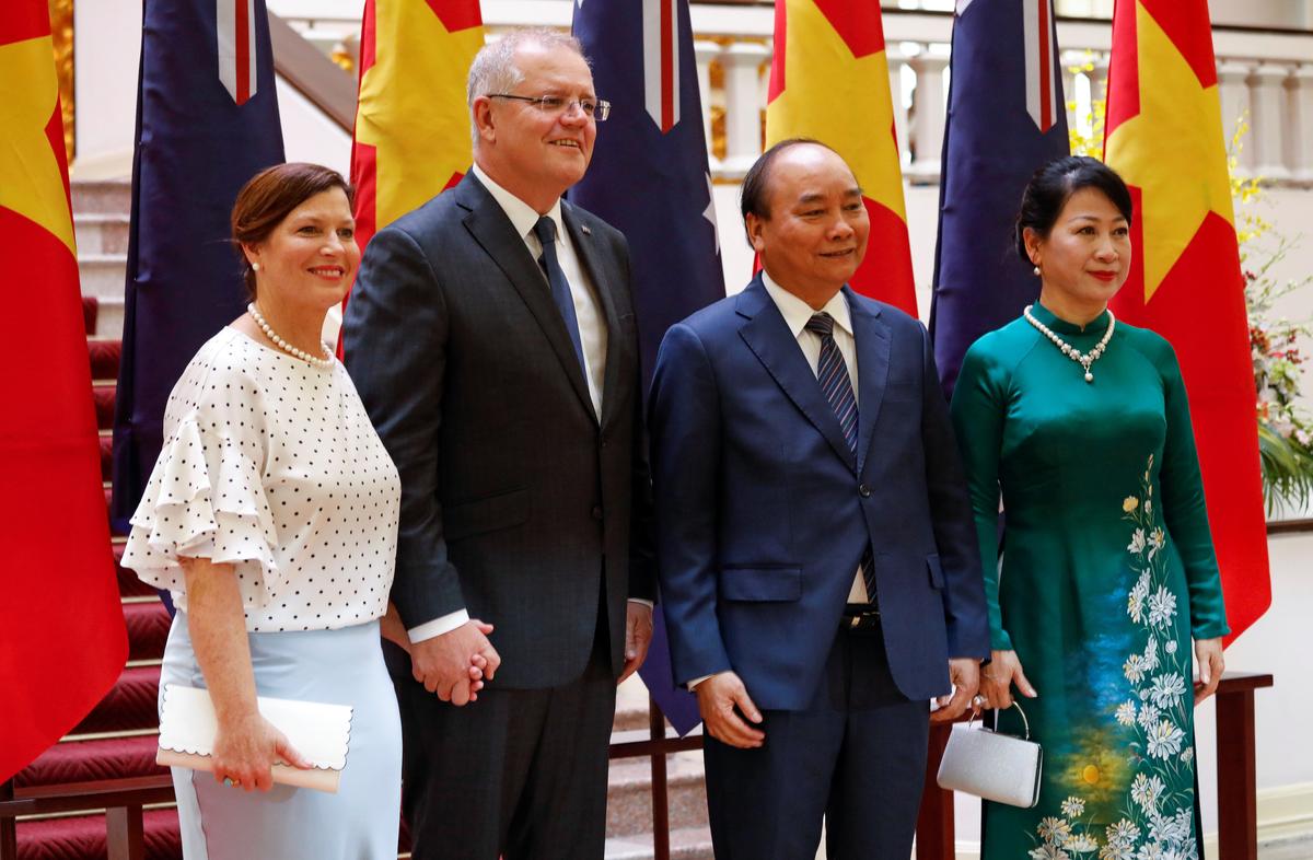Australia's Prime Minister Scott Morrison (2nd L) and his wife Jenny (L) pose for a photo with his Vietnamese counterpart Nguyen Xuan Phuc (2nd R) and wife Tran Nguyet Thu in Hanoi, Vietnam on Aug. 23, 2019. (Kham/Reuters)