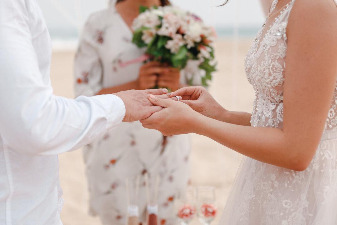 Bride Turns to Groom’s Ex-Girlfriend at Wedding to Make a Powerful Vow to Her