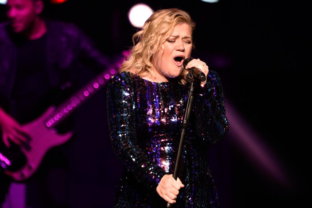 Kelly Clarkson, Trisha Yearwood, and Reba McEntire Perform Rendition of ‘Silent Night’