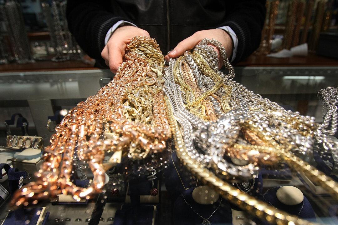 $4 Million Jewelry Heist Almost Foiled When Thieves Can’t Hail a New York Taxi