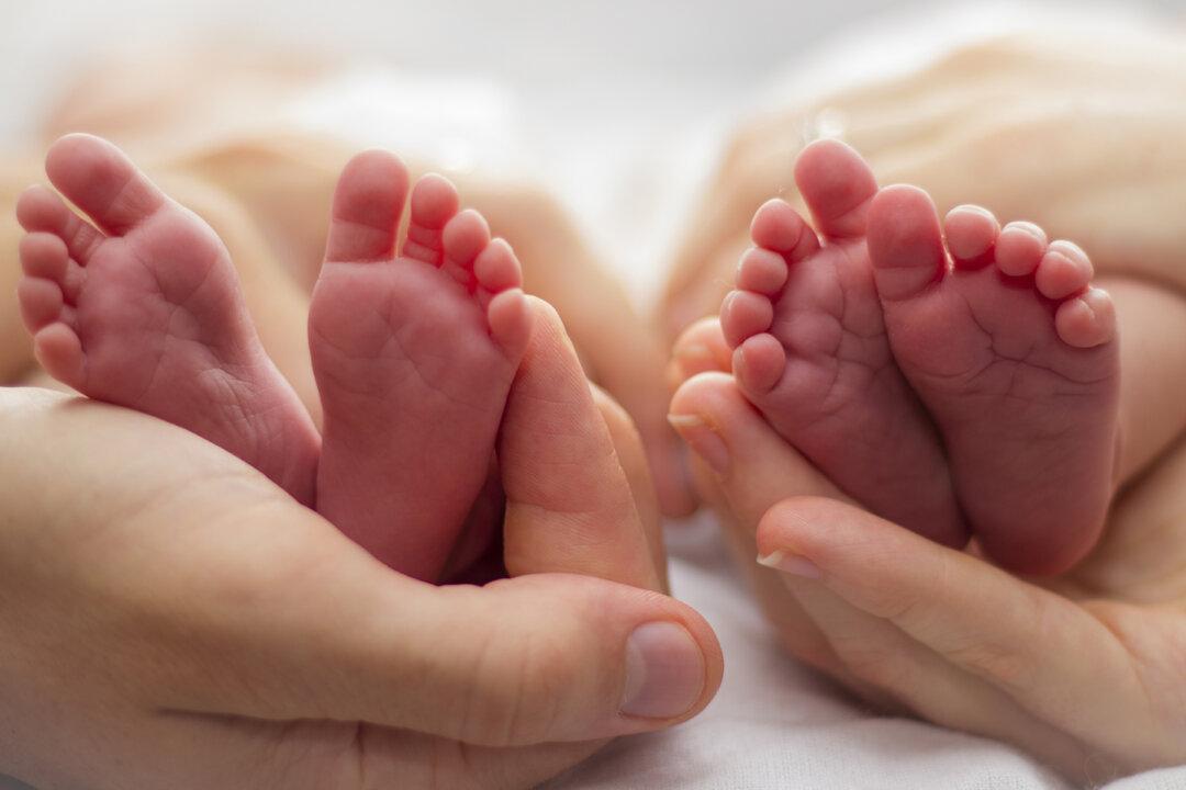 Video of Twin Babies Holding Hands at Birth Goes Viral