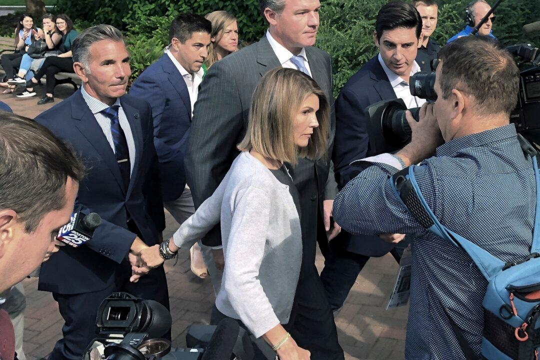 Lori Loughlin, Husband Put up ‘United Front’ During Court Appearance for College Bribery Charges