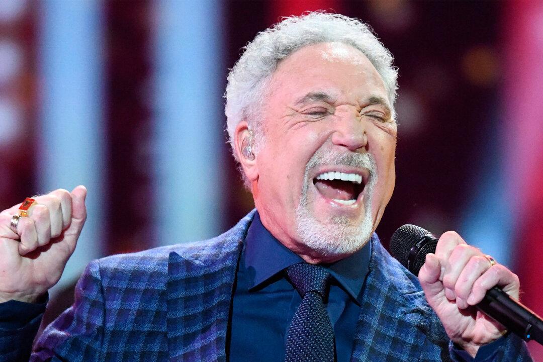 Sir Tom Jones Stunned by Woman’s Singing at The Voice UK Joins Her for Impromptu Duet
