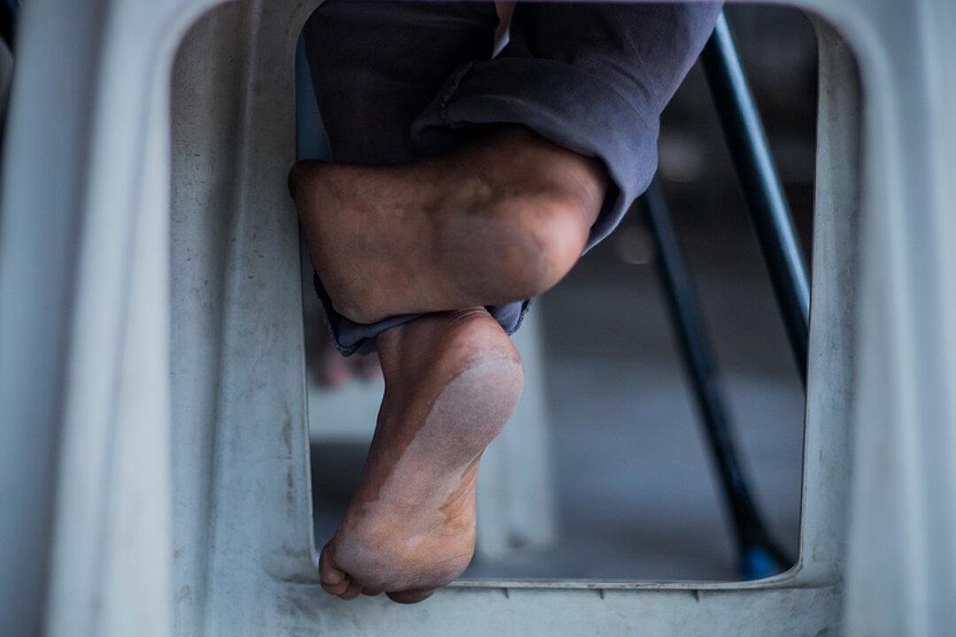 Passenger Puts His Bare Feet Near Sleeping Baby’s Face During Flight, Someone Captures a Picture!
