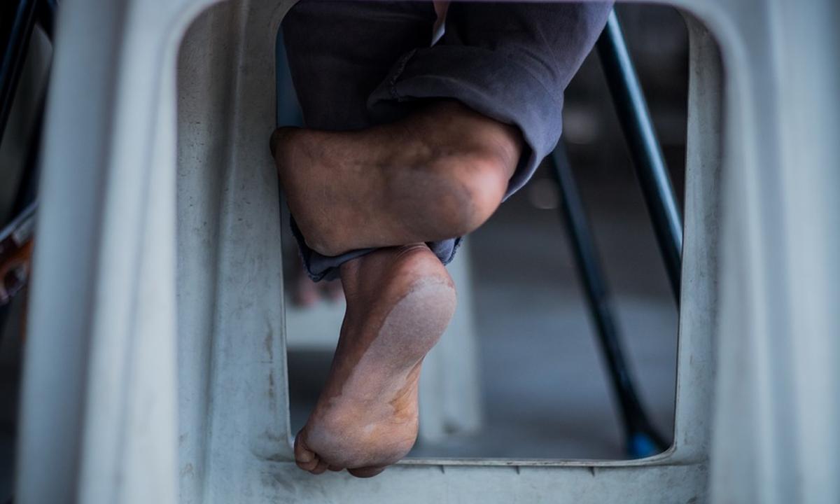 Passenger Puts His Bare Feet Near Sleeping Baby’s Face During Flight, Someone Captures a Picture!