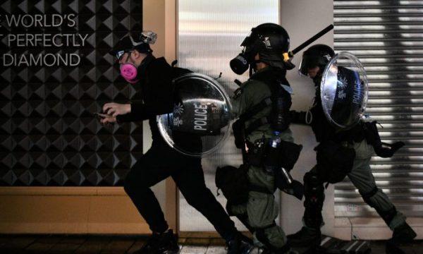 Police chase a protester (L) in the Causeway Bay area of Hong Kong on Aug. 31, 2019. (Anthony Wallace/AFP/Getty Images)