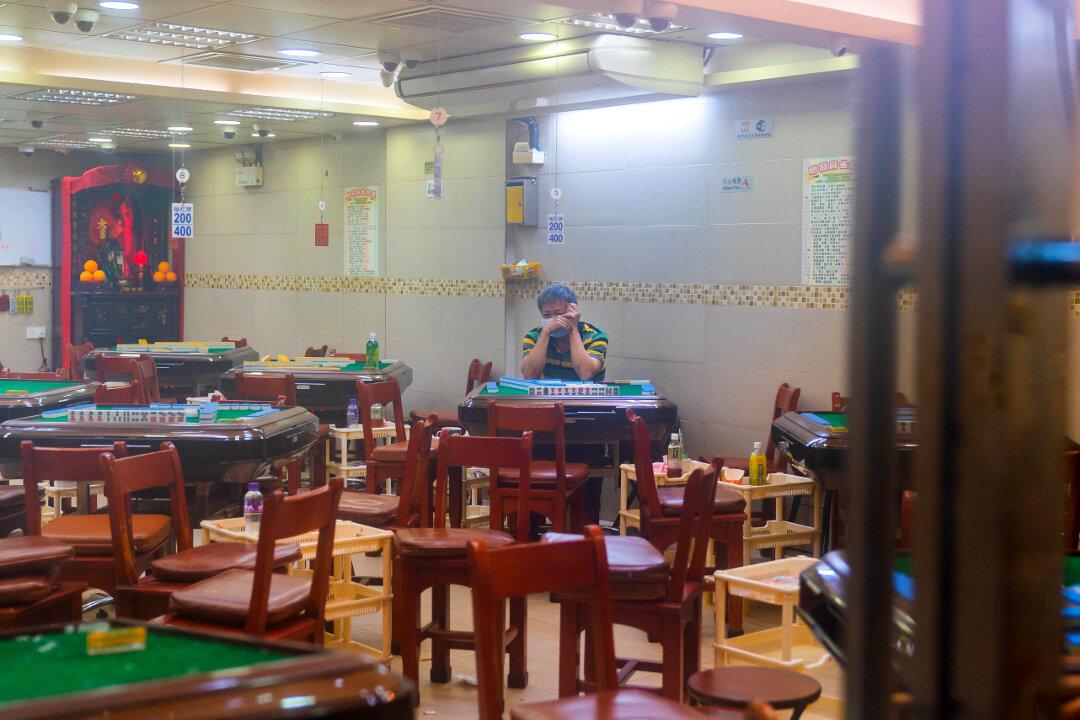 Woman Fights Man for Spot at Gambling Table: Video