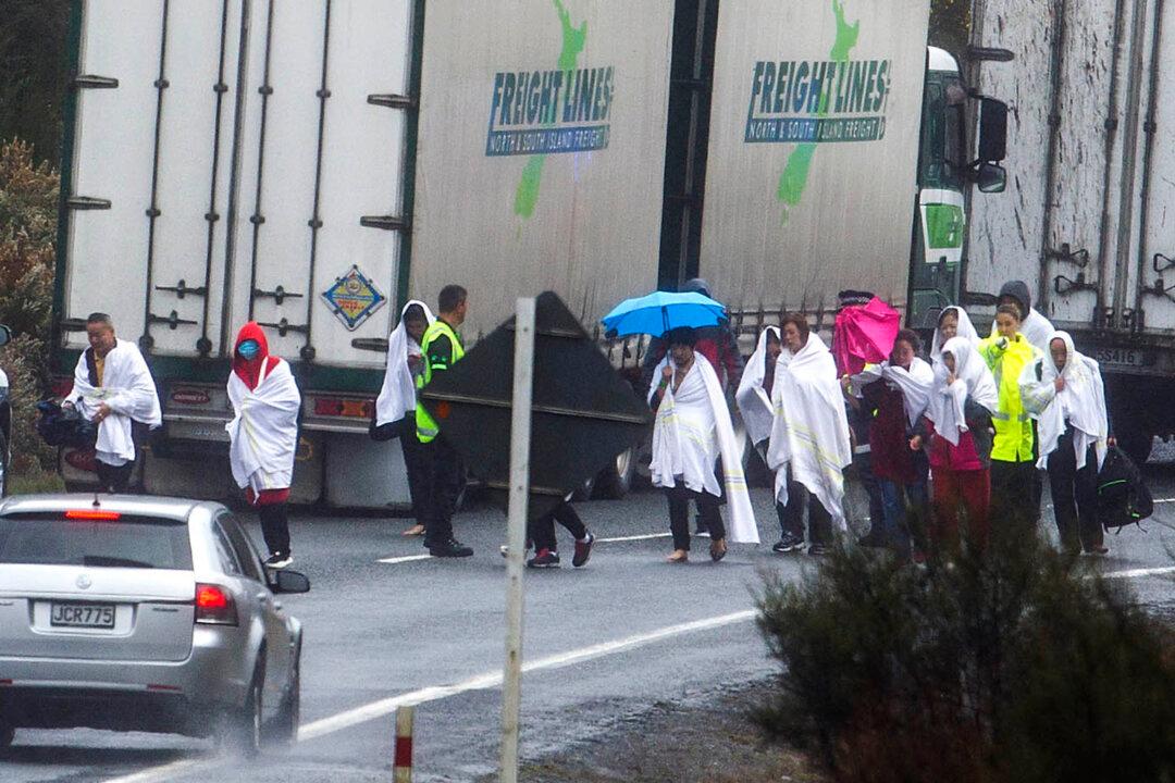 Tour Bus Crashes on Wet New Zealand Road, 5 Chinese Killed