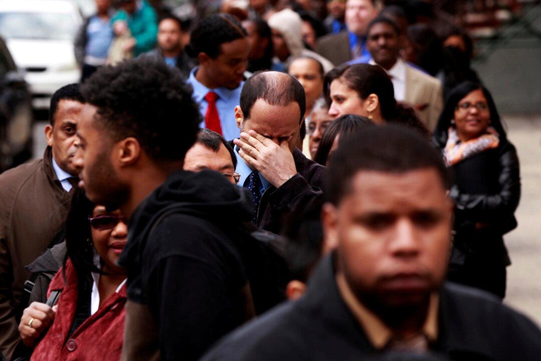 US Services Sector Growth Accelerates, Private Payrolls Jump