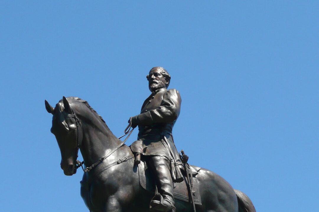 Virginia Governor Orders Removal of Robert E. Lee Statue in Richmond