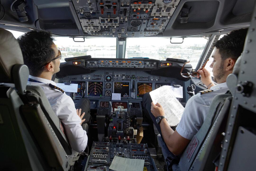 Pilot’s Response Goes Viral on Hearing Fallen US Soldier and His Family Are Onboard