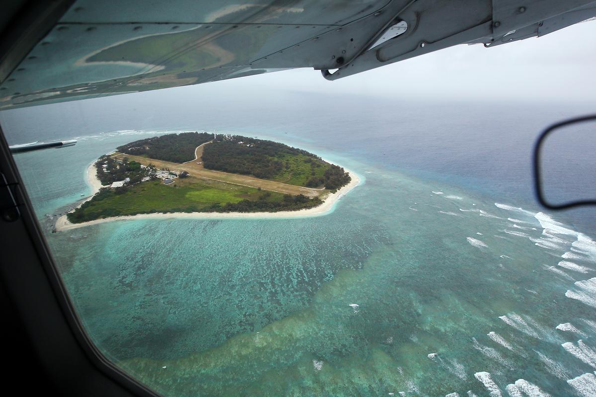 Navy Remove Unexploded Bomb From Australian Reef