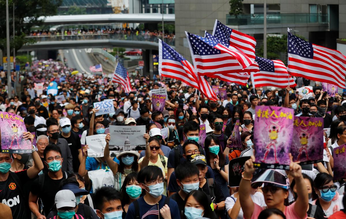 Hong Kong Protesters March to US Consulate, Call on Trump to ‘Liberate’ City