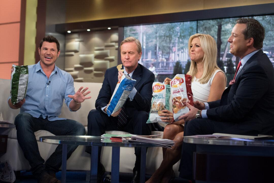 Ed Henry Makes Teary Return to Fox News After Donating Part of His Liver to Sister