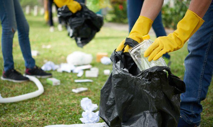 Arkansas Scheme Paying Homeless $9.25 to Pick Up Garbage to Be Expanded