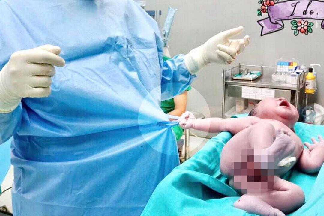 ‘Baby Strong’: Newborn Grabs Doctor’s Scrubs Right After Birth and Just Won’t Let Go