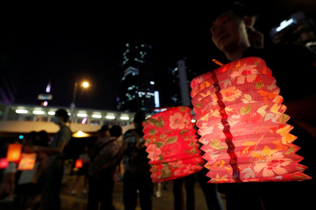 Hong Kong Protesters Take to the Hills, as Leader Pledges Housing Reform