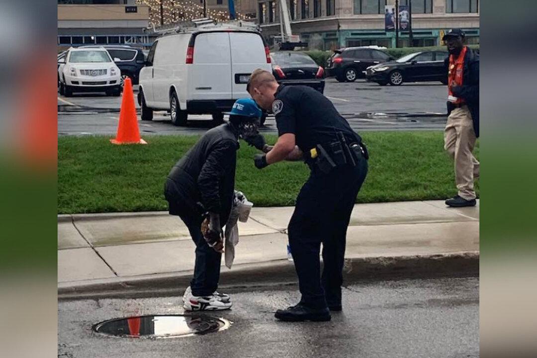 Stranger Captures on Camera Humble Act of Kindness by Detroit Cop