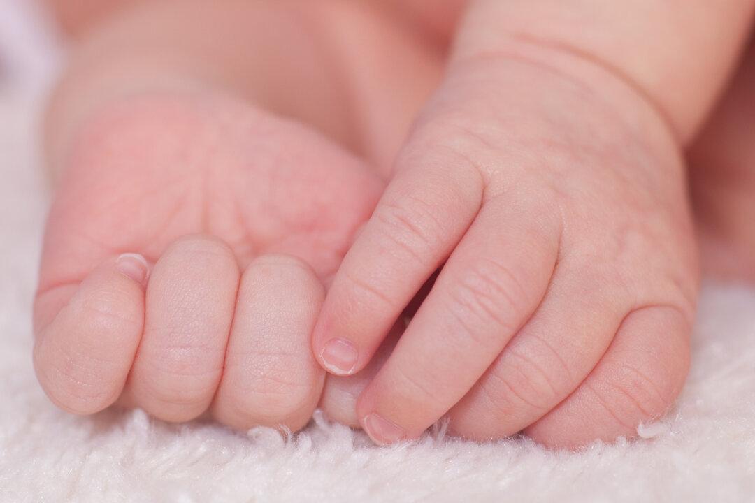 Mom Thinks She’s Carrying Twins, Delivers 12.61lb Baby Half the Weight of a Gold Bar