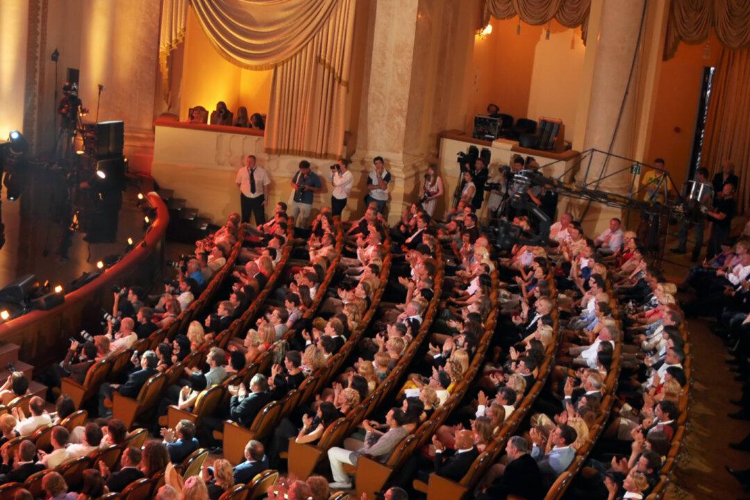 6-foot-2 Comedian Jeanne Robertson Shares Onstage Wardrobe Woes That Leave Audience Rolling in the Aisles
