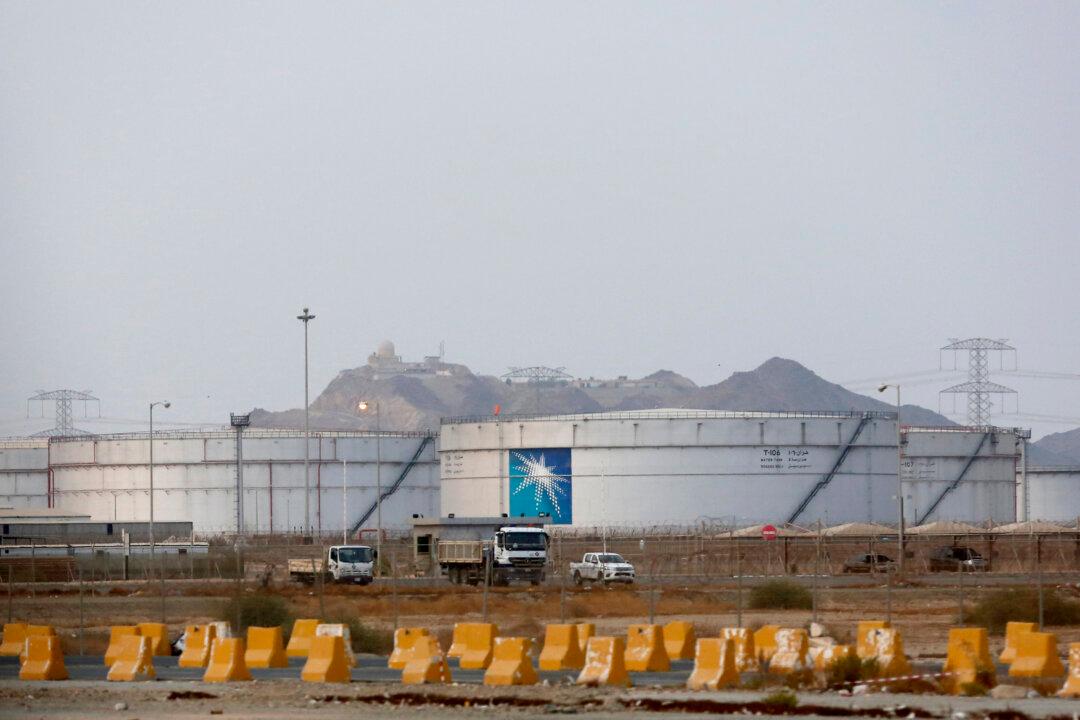 Saudi Prince Gives 4 Percent Aramco Stake to Public Investment Firm