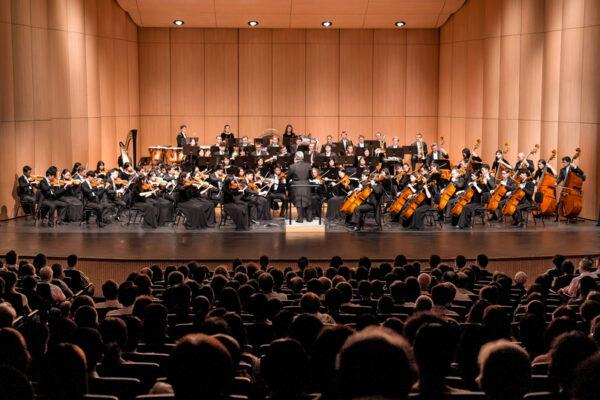 Shen Yun Symphony Orchestra graces the stage at the Chiayi Performing Arts Center in Chiayi, Taiwan, on Sept. 27, 2019. (Zheng Shun-li/The Epoch Times)