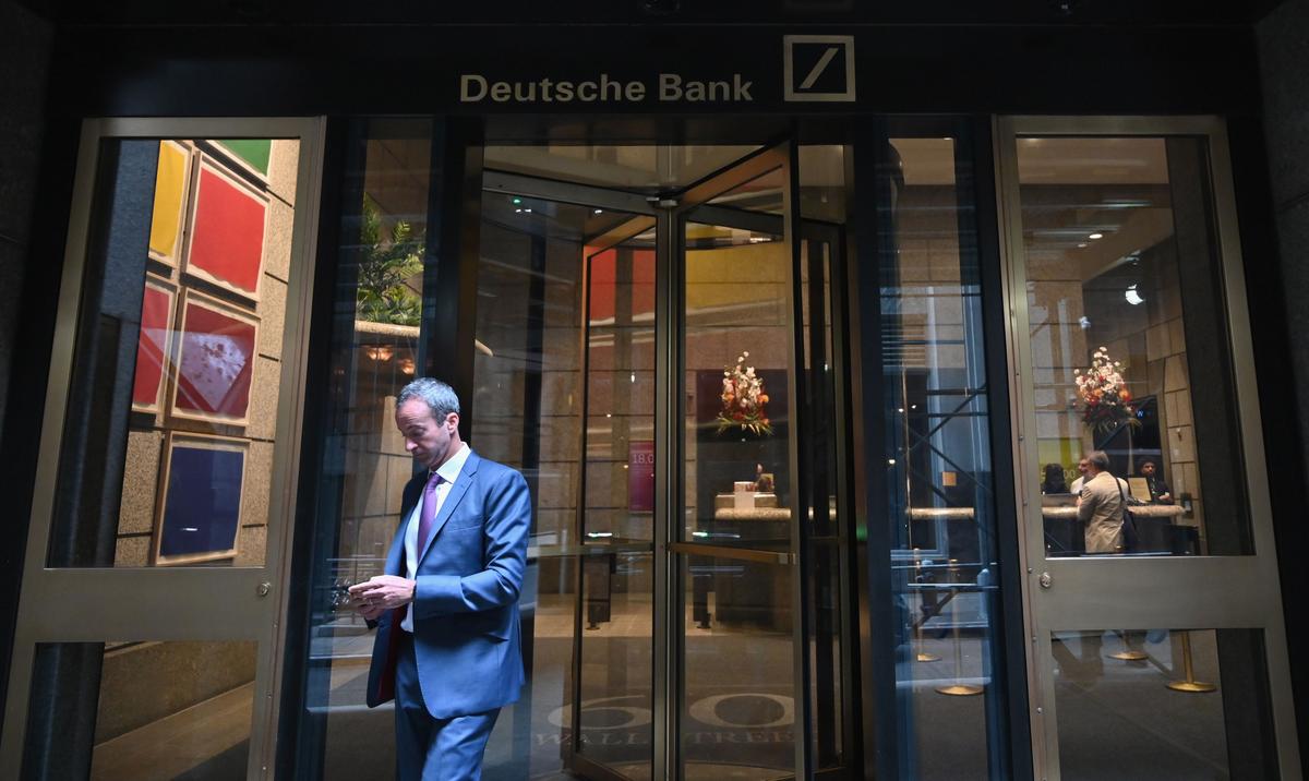 Growing Inflation and Rising Interest Rates Will Make a Recession More Likely: Deutsche Bank Officials