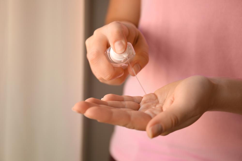 Illustration - Shutterstock | <a href="https://www.shutterstock.com/image-photo/woman-using-antibacterial-hand-sanitizer-closeup-1281159856?src=pFVOEhqSUT2loD0Qknuz5A-1-28">Aquarius Studio</a>