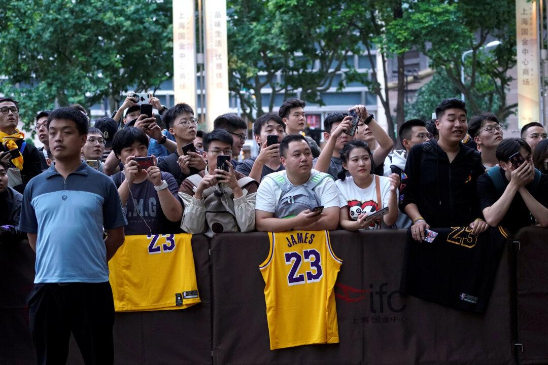 Excited Chinese Fans Cheer NBA Game Despite Row Over Hong Kong Tweet