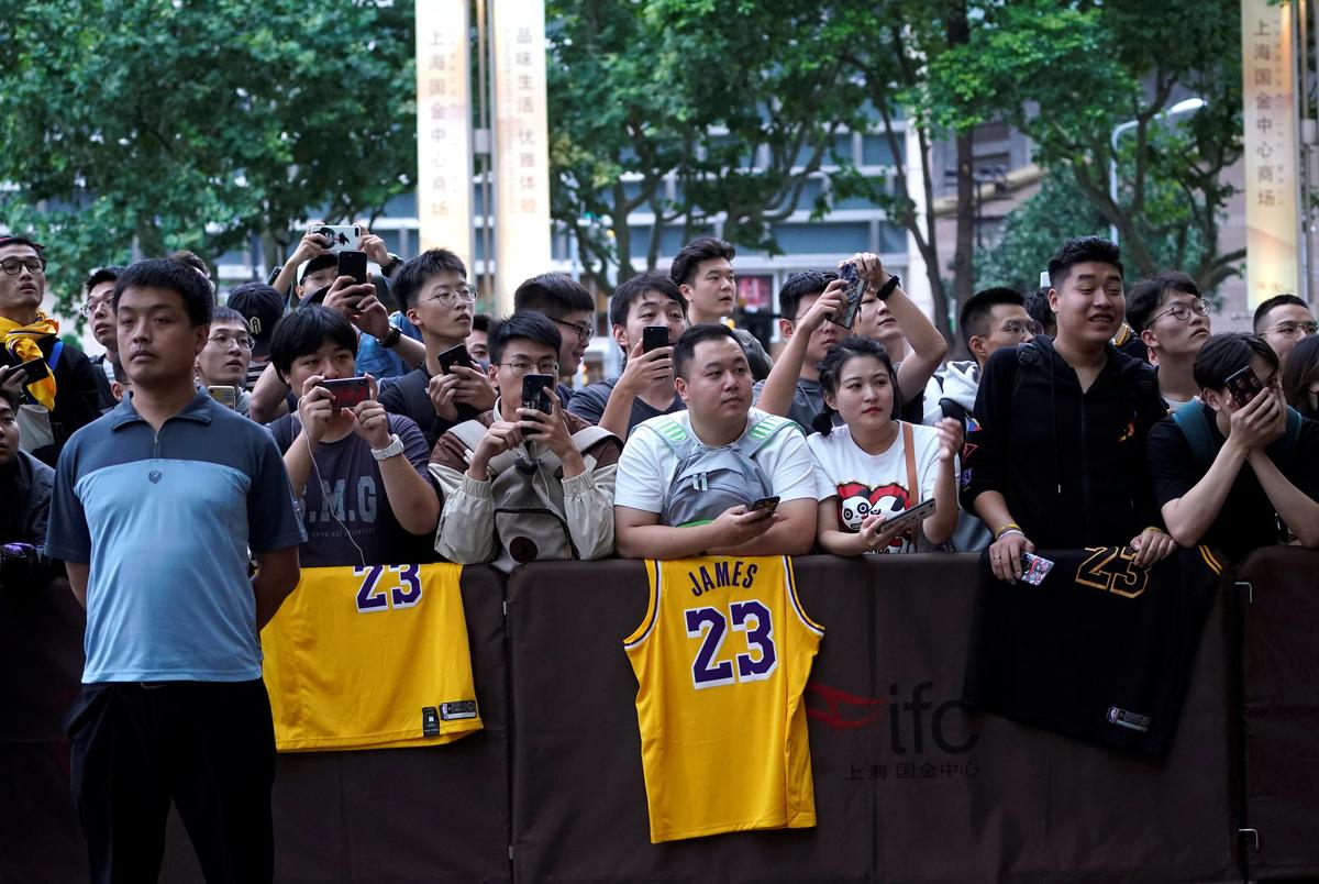 Excited Chinese Fans Cheer NBA Game Despite Row Over Hong Kong Tweet