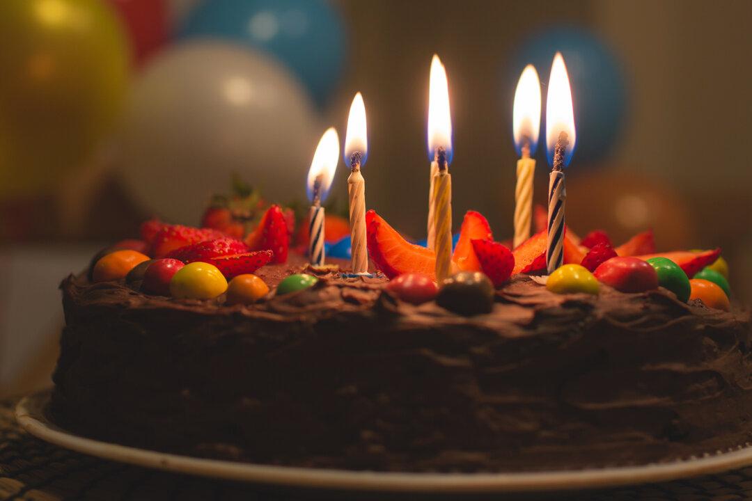Witness Baby Quintuplets’ Priceless Reaction When Dad Blows Out His Birthday Candles