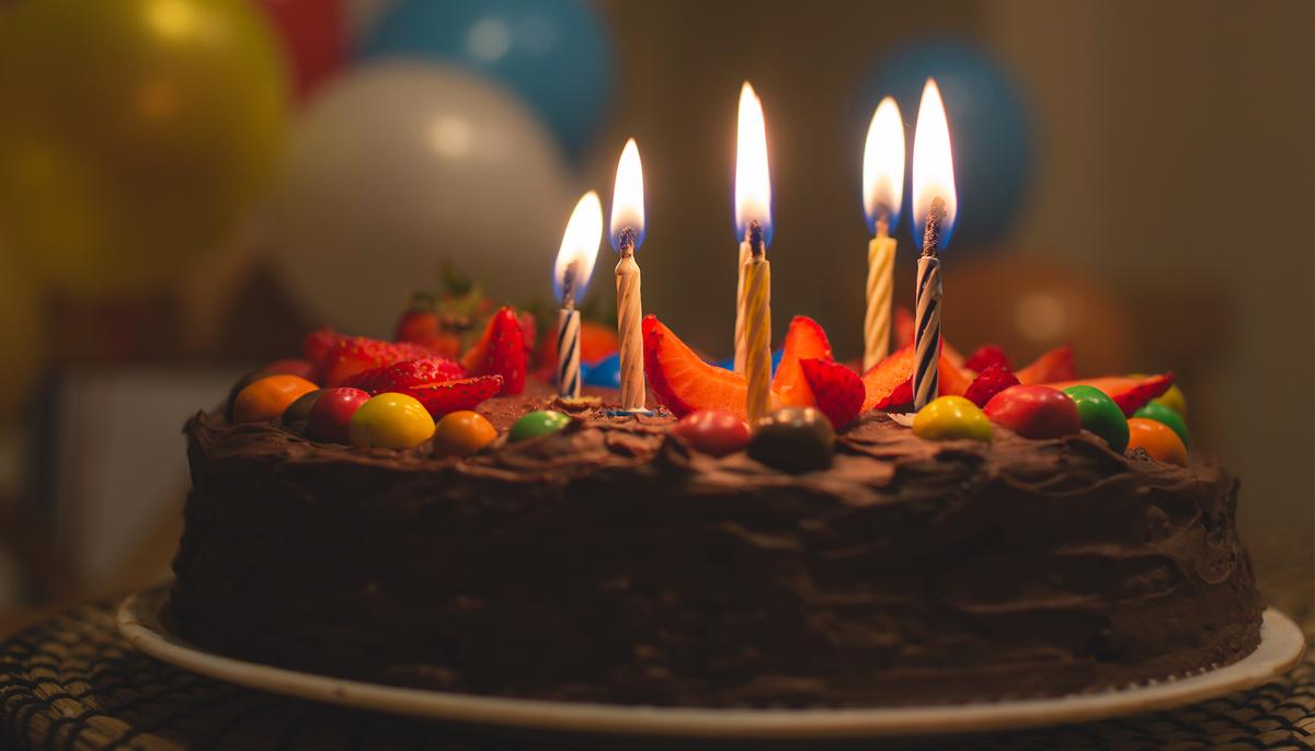 Witness Baby Quintuplets’ Priceless Reaction When Dad Blows Out His Birthday Candles