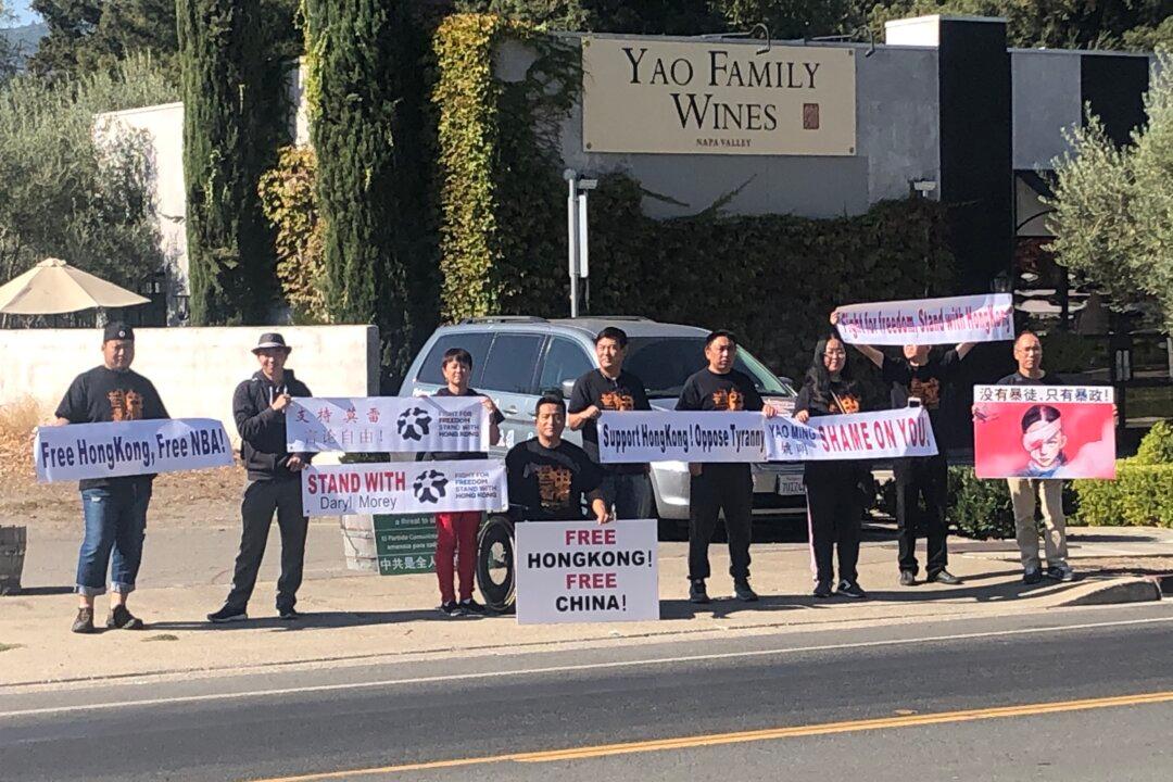 Chinese-Americans Demonstrate for Hong Kong at NBA Star Yao Ming’s California Vineyard