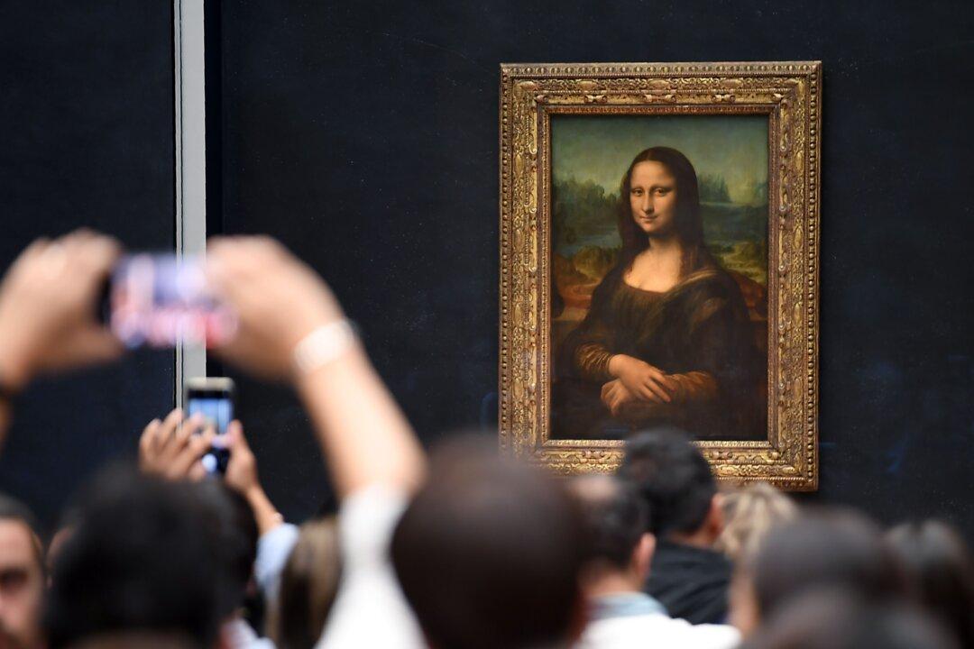 Alleged Climate Activist Tried to Smear Cake on ‘Mona Lisa,’ Attack Foiled by Bulletproof Glass