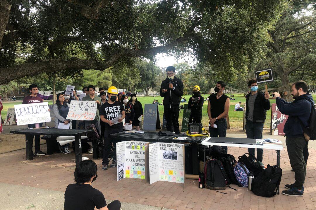 UC Davis Students Rally to Support Hong Kong, Defend Free Speech