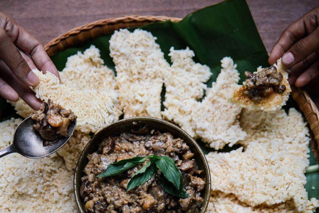 Special Crispy Rice With Prawn and Pork (Bay Kdaing Pises)