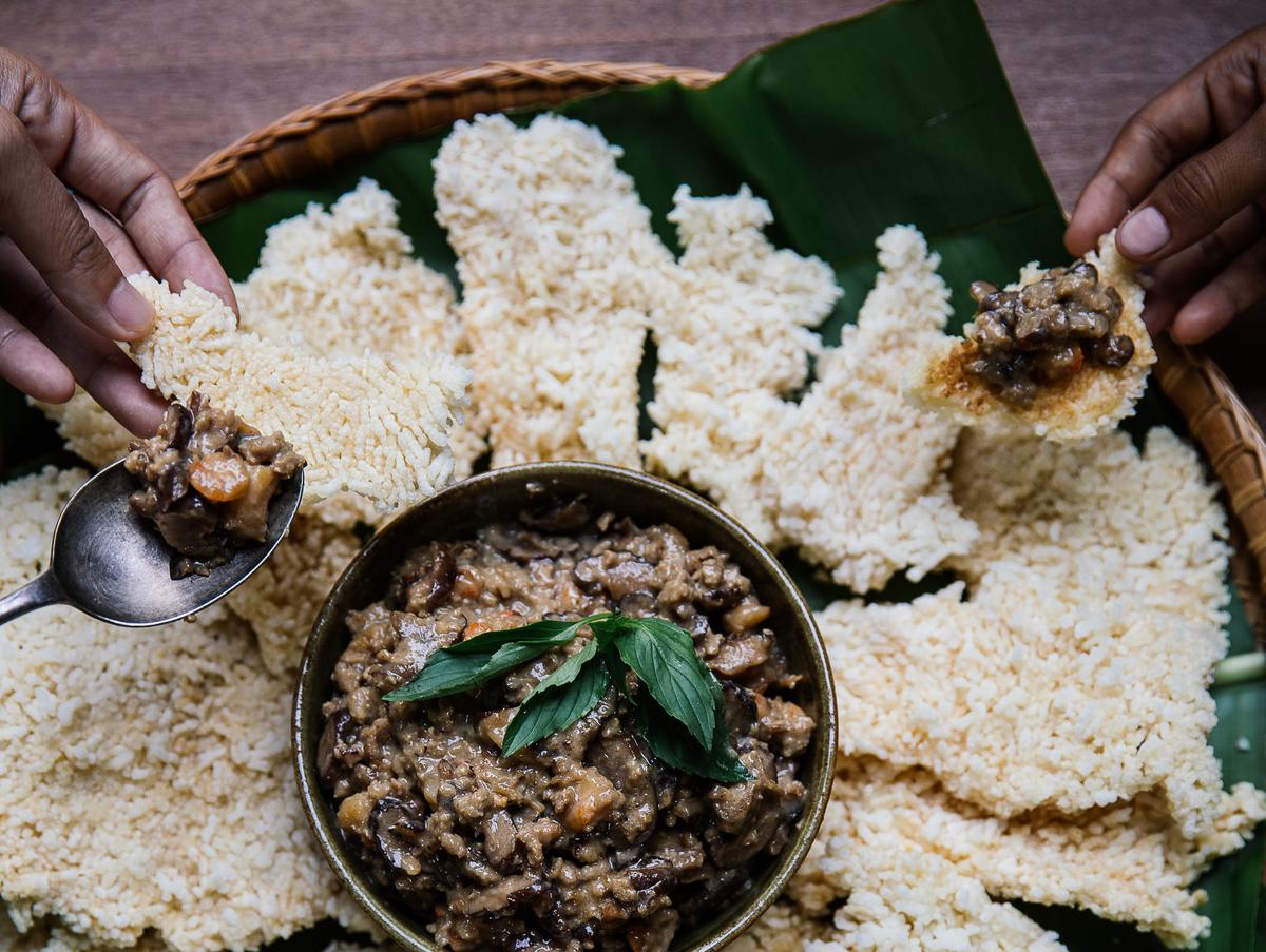 Special Crispy Rice With Prawn and Pork (Bay Kdaing Pises)