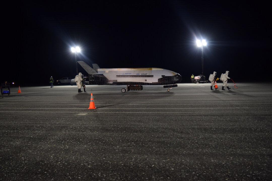 Secretive Military Spaceplane Lands in Florida After Record-Long Orbital Flight