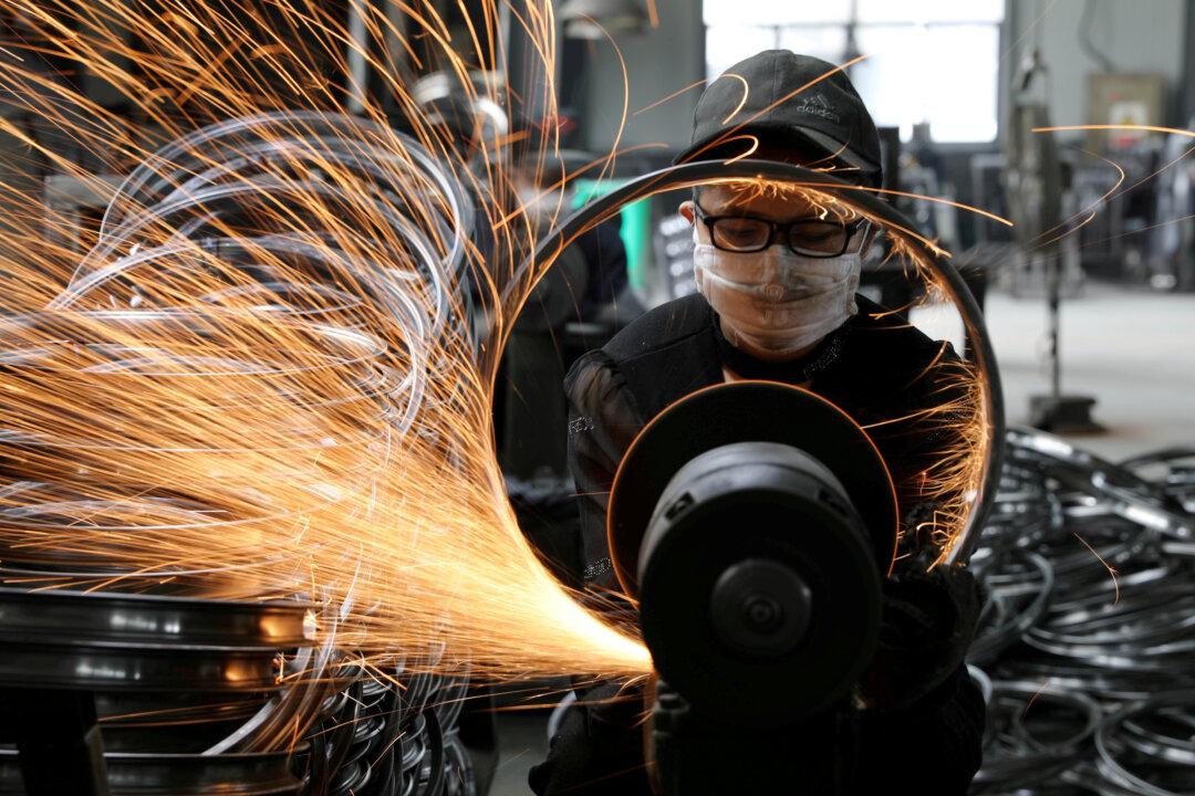 China’s Factory Activity Shrinks at Sharper Pace, Services Weaken as Risks Grow