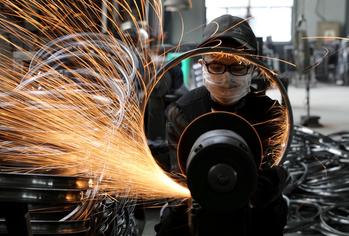 China’s Factory Activity Shrinks at Sharper Pace, Services Weaken as Risks Grow