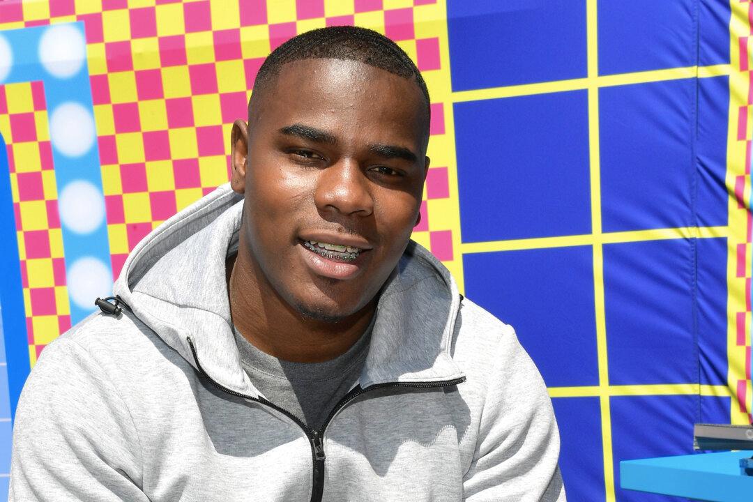 Watch: Comedian Sees Widow Paying for Gas With Pennies, Pays it Forward, and Leaves Her in Tears