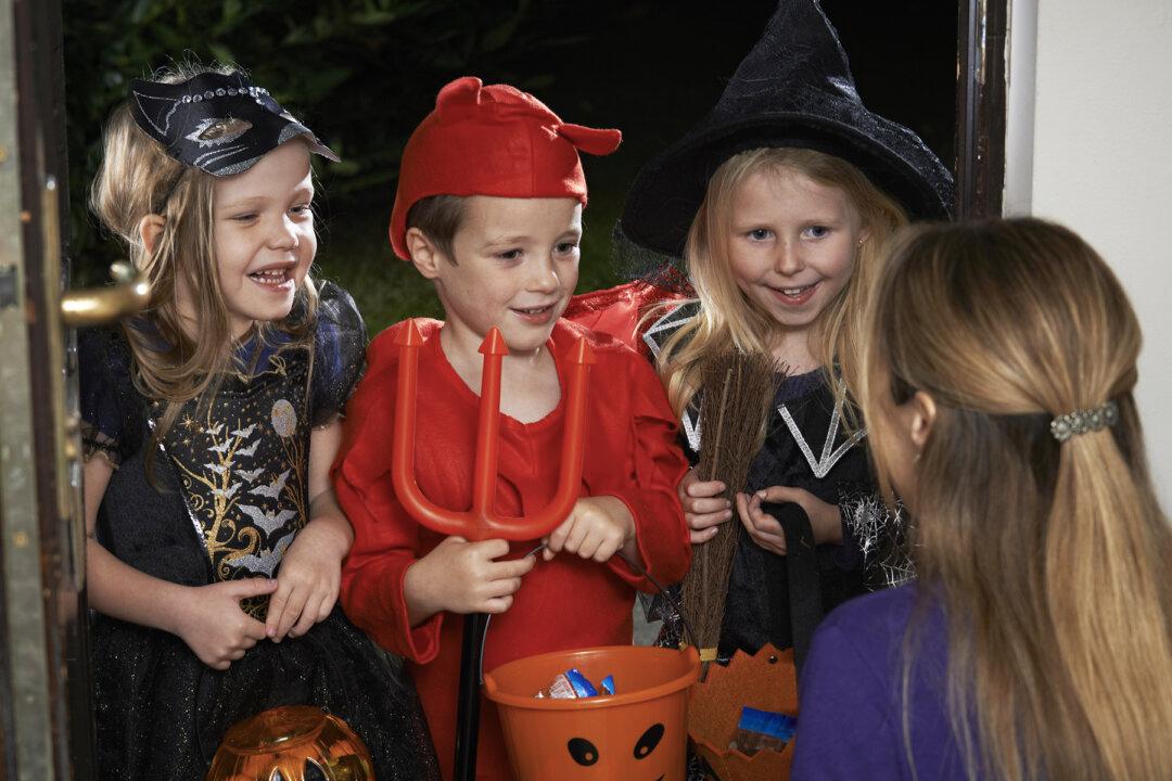 Stranger Invites Trick-or-Treating Kids Inside His Home for Candy in Terrifying Social Experiment