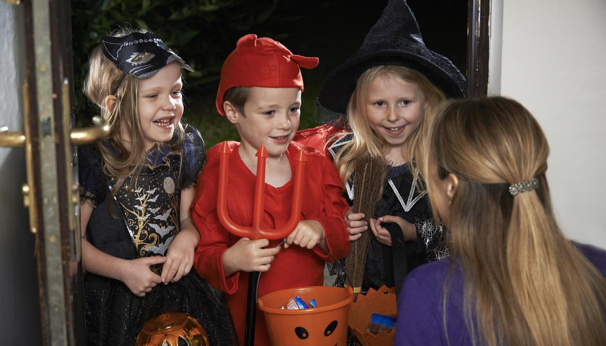 Stranger Invites Trick-or-Treating Kids Inside His Home for Candy in Terrifying Social Experiment