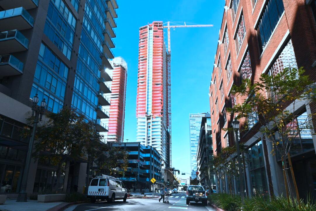 2 Men Arrested on Suspicion of Tagging Los Angeles High-Rise