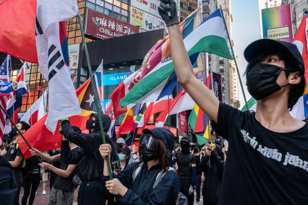 Hong Kong in Chaos After Police Break Up Protests With Tear Gas