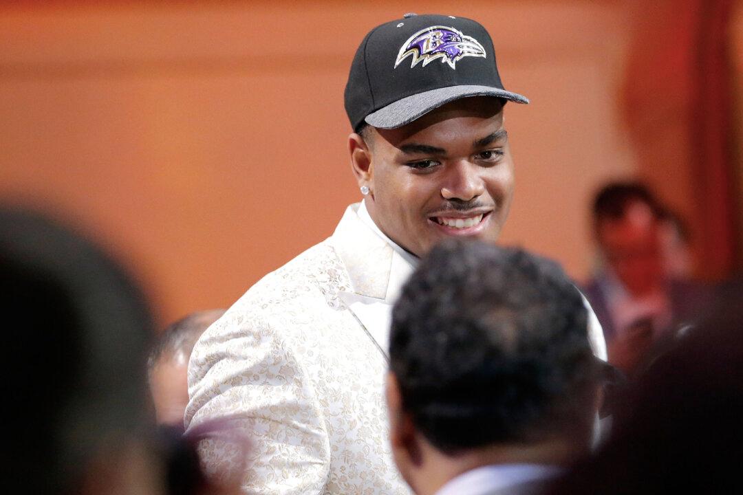 NFL Star Ronnie Stanley Walks Into Animal Shelter and Adopts ’the Dog Everyone Ignored’