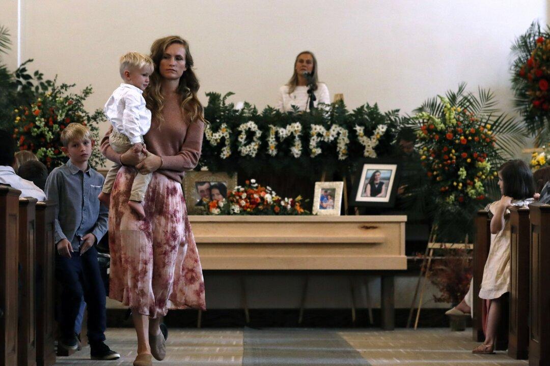 Last Victim of Mexico Border Killings Buried as Others Leave